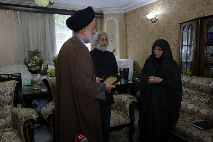 گزارش تصویری/ دیدار نماینده ولی‌فقیه در بنیاد شهید با ۴ خانواده شهید جنگ رمضان