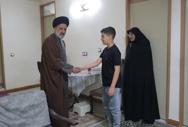 گزارش تصویری/ دیدار نماینده ولی‌فقیه در بنیاد شهید با ۴ خانواده شهید جنگ رمضان