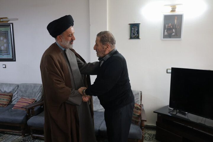 گزارش تصویری/ دیدار نماینده ولی‌فقیه در بنیاد شهید با ۴ خانواده شهید جنگ رمضان