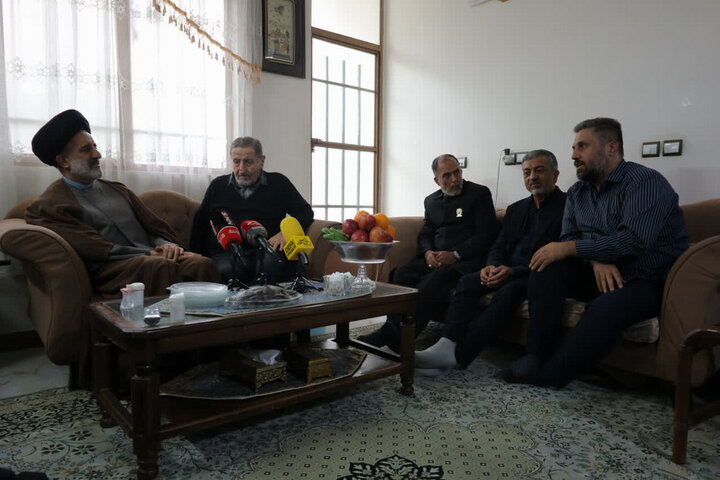 گزارش تصویری/ دیدار نماینده ولی‌فقیه در بنیاد شهید با ۴ خانواده شهید جنگ رمضان