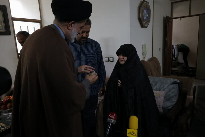 گزارش تصویری/ دیدار نماینده ولی‌فقیه در بنیاد شهید با ۴ خانواده شهید جنگ رمضان