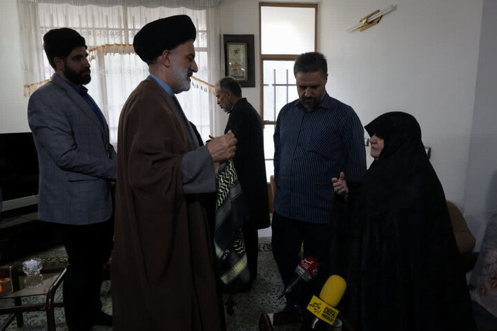 گزارش تصویری/ دیدار نماینده ولی‌فقیه در بنیاد شهید با ۴ خانواده شهید جنگ رمضان