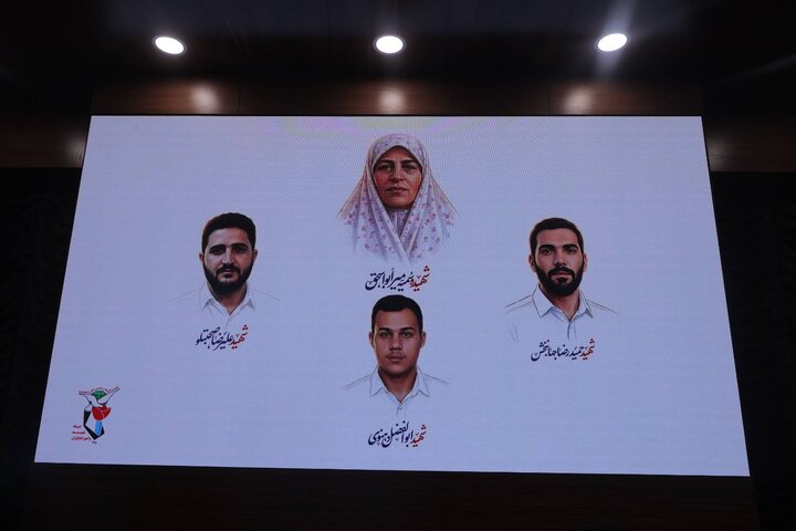 گزارش تصویری/ تقدیر از خانواده چهار شهید امدادگر و سه پرستار ایثارگر