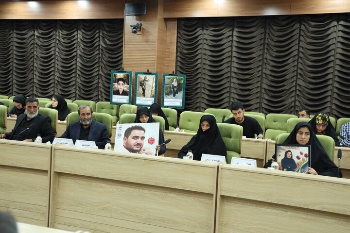 تصاویر/ تقدیر از خانواده چهار شهید امدادگر و سه پرستار ایثارگر