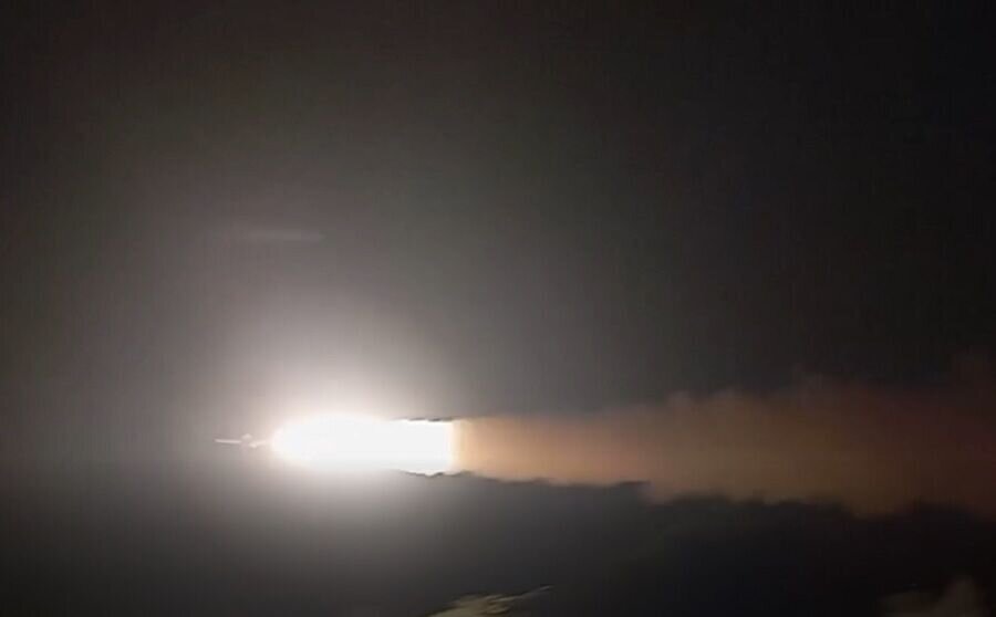 Army’s Navy attacks US destroyers with missiles, drones in retaliation for aggression against oil tankers