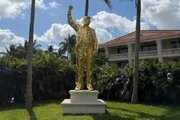 Trumpova zlatna statua osvećena na Floridi!