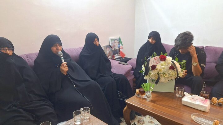 دیدار مدیر جامعه‌الزهرا (س) با خانواده معظم شهید سردار صوفی