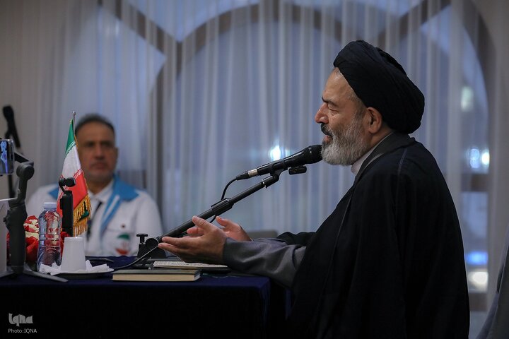 Photos: Iranian Pilgrims Recite Kumayl Supplication in Medina