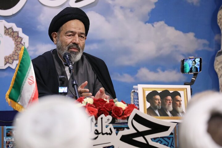 Photos: Iranian Pilgrims Recite Kumayl Supplication in Medina