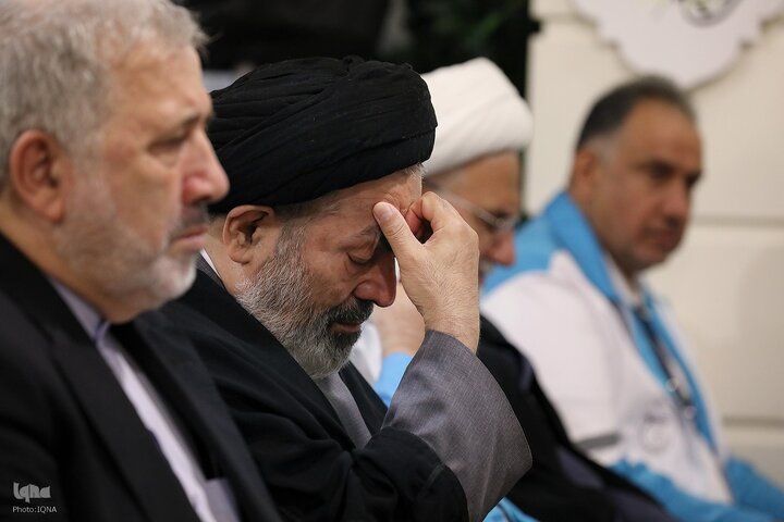 Photos: Iranian Pilgrims Recite Kumayl Supplication in Medina