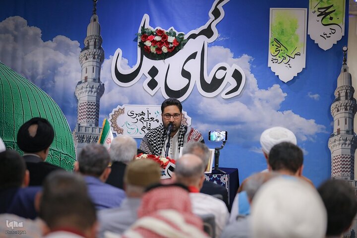 Photos: Iranian Pilgrims Recite Kumayl Supplication in Medina