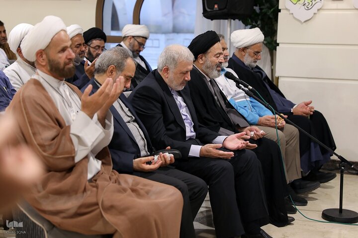 Photos: Iranian Pilgrims Recite Kumayl Supplication in Medina