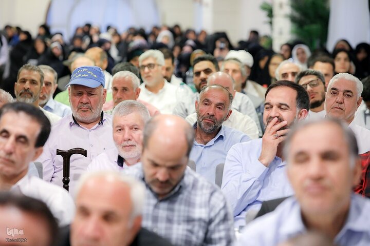 Photos: Iranian Pilgrims Recite Kumayl Supplication in Medina