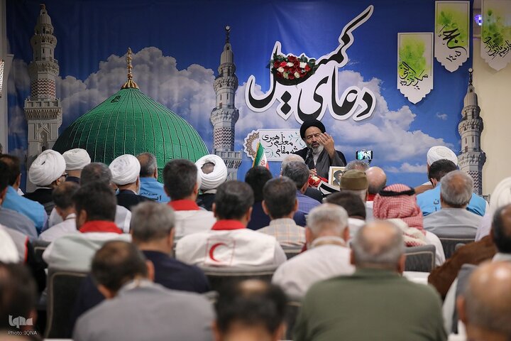 Photos: Iranian Pilgrims Recite Kumayl Supplication in Medina
