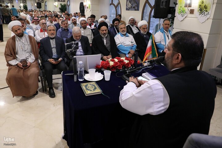 Photos: Iranian Pilgrims Recite Kumayl Supplication in Medina