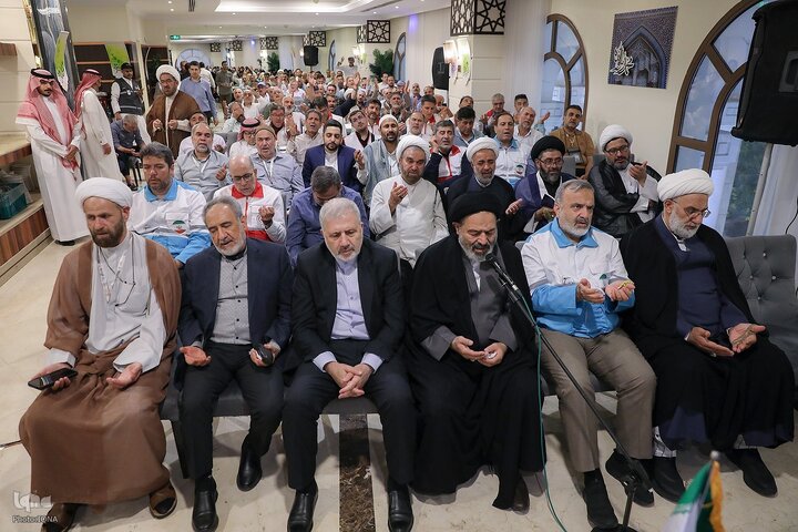 Photos: Iranian Pilgrims Recite Kumayl Supplication in Medina