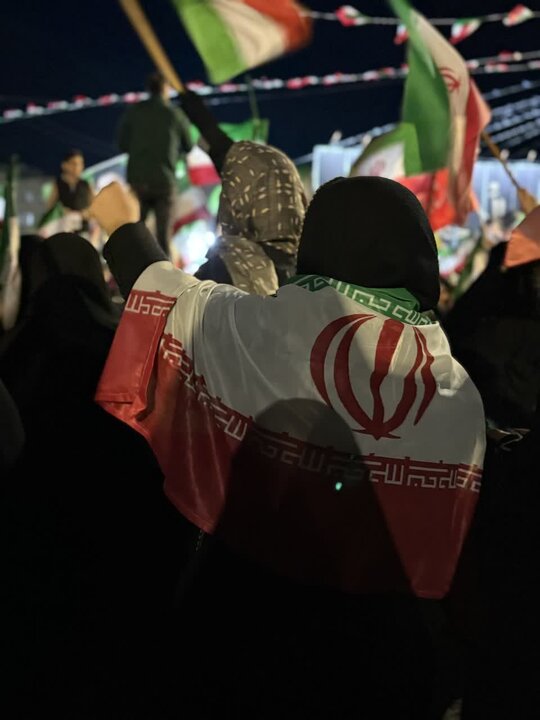 گزارش تصویری/ هفتادمین شب اهتزاز پرچم اقتدار ایران توسط مردم ملارد