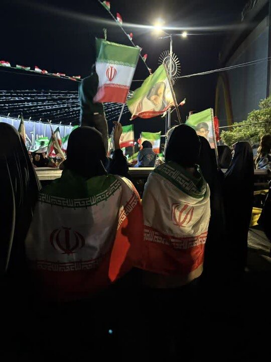 گزارش تصویری/ هفتادمین شب اهتزاز پرچم اقتدار ایران توسط مردم ملارد