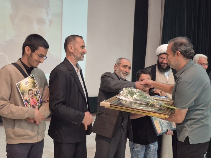 گزارش تصویری/ تجلیل از فعالان جهادی پاکدشت