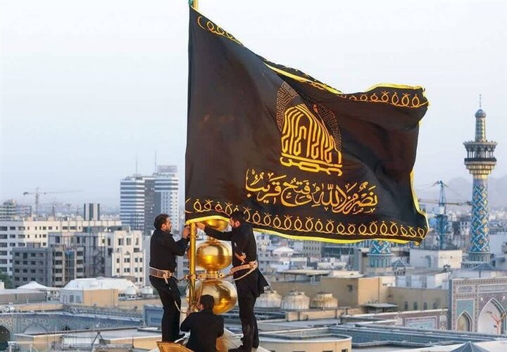 پرچم گنبد منور رضوی در روز زیارتی امام رضا(ع) سیاه‌پوش شد