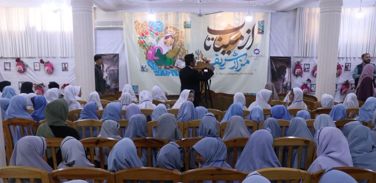 گردهمایی دانش‌آموزان مزارشریف در همدردی با کودکان میناب