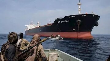 اختطاف ناقلة نفط ترفع العلم المصري وعلى متنها ثمانية بحارة قرب الصومال