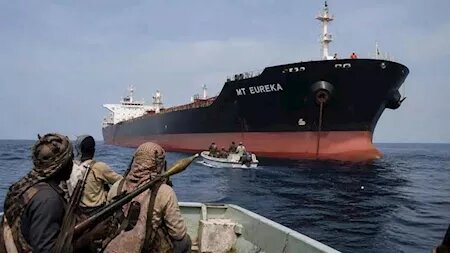 اختطاف ناقلة نفط ترفع العلم المصري وعلى متنها ثمانية بحارة قرب الصومال