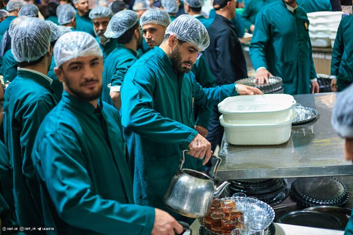 عکس خبری/ حضور اعضای تیم ملی کشتی آزاد در چایخانه حرم امام رضا(ع)