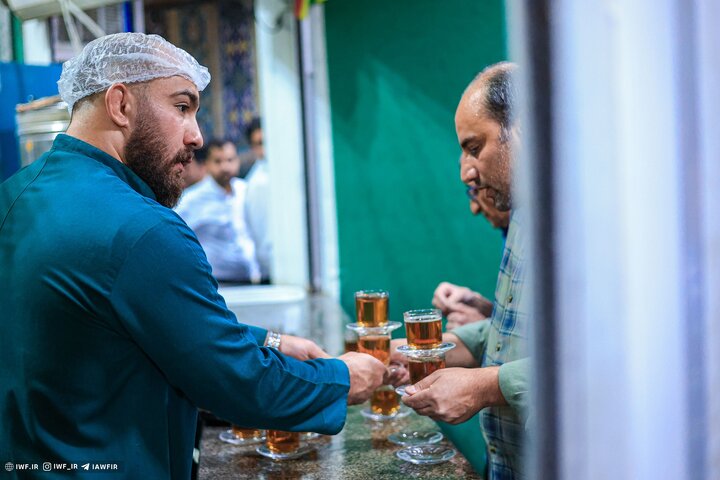عکس خبری/ حضور اعضای تیم ملی کشتی آزاد در چایخانه حرم امام رضا(ع)