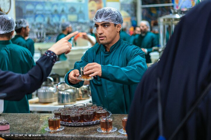 عکس خبری/ حضور اعضای تیم ملی کشتی آزاد در چایخانه حرم امام رضا(ع)