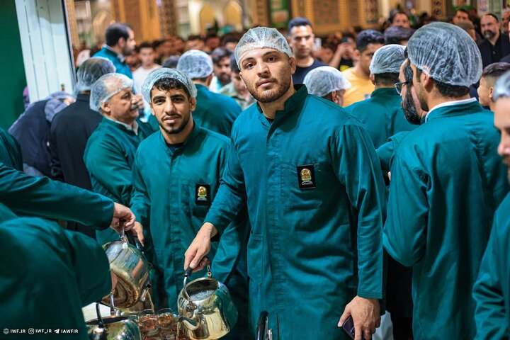 عکس خبری/ حضور اعضای تیم ملی کشتی آزاد در چایخانه حرم امام رضا(ع)