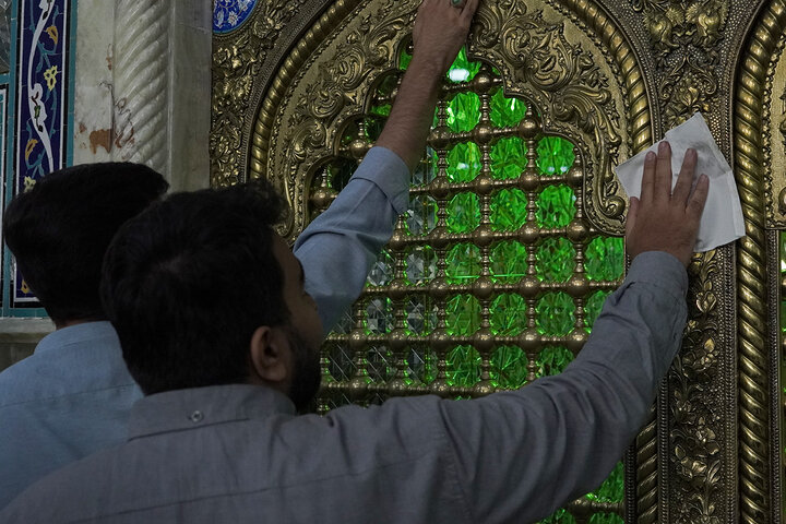 غبارروبی ضریح مطهر بانوی کرامت توسط جهادگران بسیجی