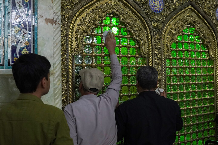 تصاویر | غبارروبی ضریح مطهر بانوی کرامت توسط جهادگران بسیجی