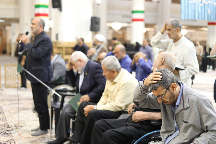 قرائت دعای توسل با حضور هیئت جانبازان استان قم در حرم بانوی کرامت