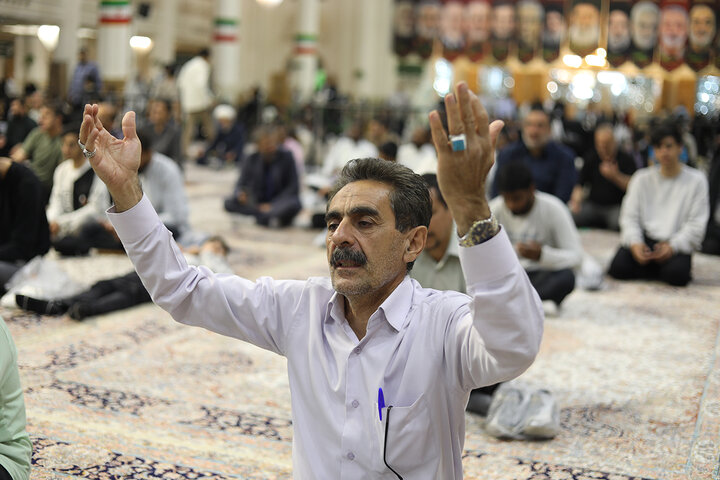 قرائت دعای توسل با حضور هیئت جانبازان استان قم در حرم بانوی کرامت