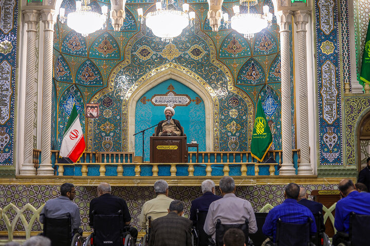 قرائت دعای توسل با حضور هیئت جانبازان استان قم در حرم بانوی کرامت