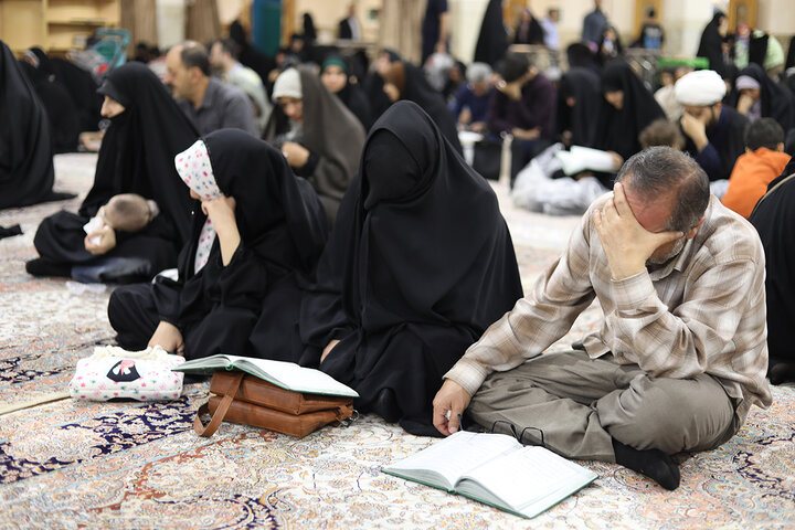 قرائت دعای توسل با حضور هیئت جانبازان استان قم در حرم بانوی کرامت