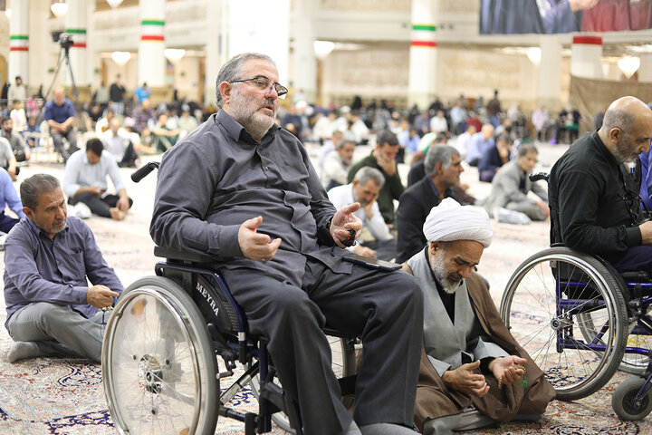 قرائت دعای توسل با حضور هیئت جانبازان استان قم در حرم بانوی کرامت