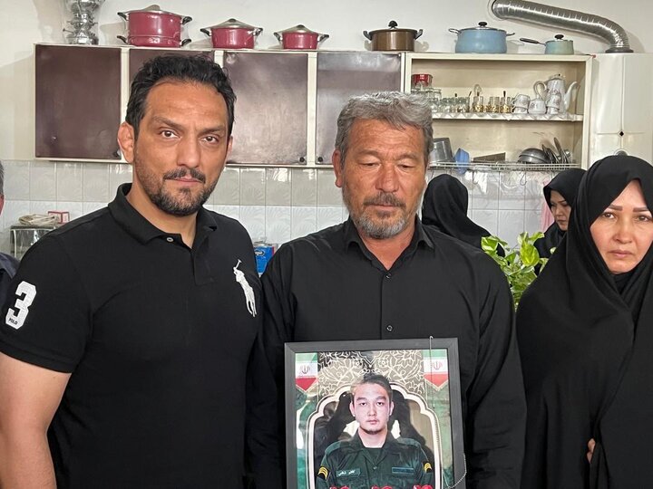 دیدار سرمربی تیم ملی کشتی با خانواده یک شهید