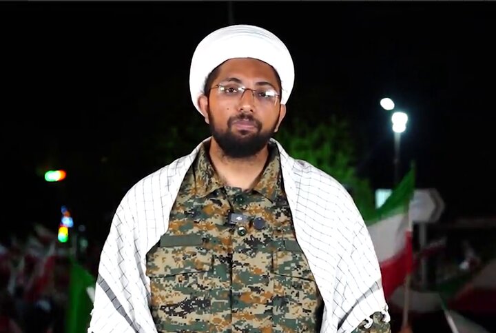رجزخوانی طلبه جوان با لباس رزم؛ امام شهید به مردم دنیا فهماند، عزت ملت‎ها در ایستادگی است