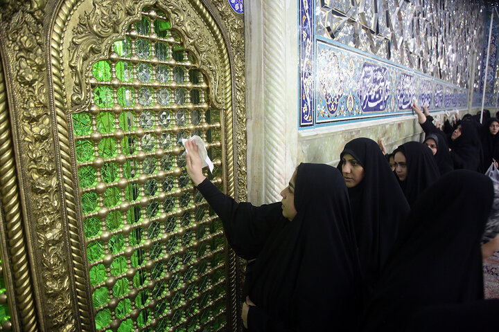 غبارروبی حرم مطهر بانوی کرامت توسط مدیران روابط عمومی‌های قم