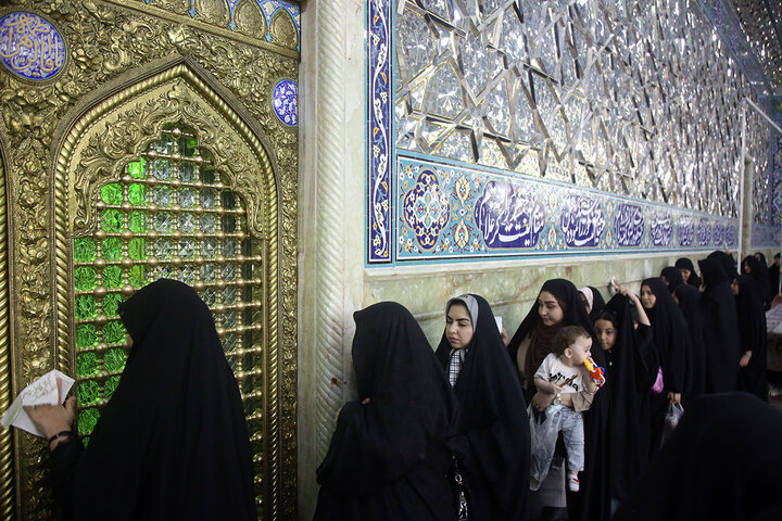 غبارروبی حرم مطهر بانوی کرامت توسط مدیران روابط عمومی‌های قم