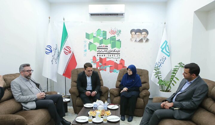 قائد شهید امت الگوی واقعی و عملی برای ترویج فرهنگ کتابخوانی بودند