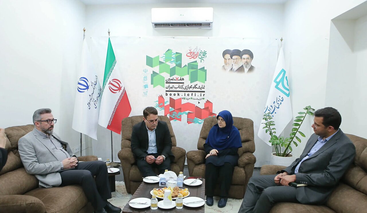 قائد شهید امت الگوی واقعی و عملی برای ترویج فرهنگ کتابخوانی بودند