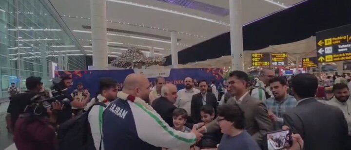 ویدیو | مراسم استقبال از قهرمانان تیم ملی وزنه‌برداری کشورمان در فرودگاه دهلی‌نو