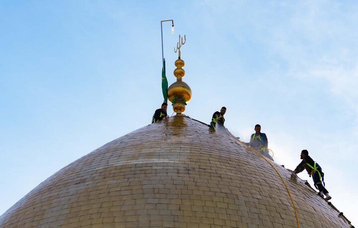 گزارش تصویری | آیین سنتی شست‌وشوی گنبد طلایی مسجد کوفه