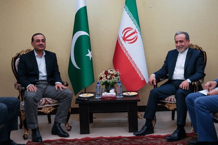 عاصم منیر و عراقچی دیدار و گفت‌وگو کردند