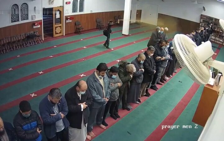 ویدیو | حمله وحشیانه با اسپری فلفل و تبر به نمازگزاران در مسجد