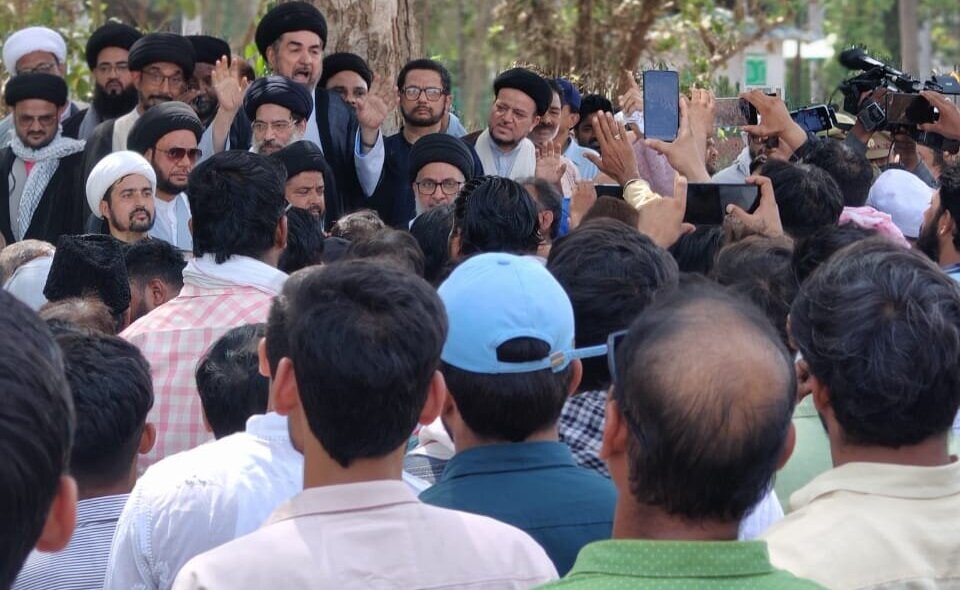 Clerics Oppose Alleged Encroachments on Shia Waqf Land in Lucknow