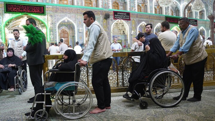 تصاویر | خدمت‌رسانی داوطلبانه با ویلچر به زائران حرم مطهر حسینی